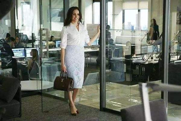 包臀裙搭配什么鞋子好看,包臀裙适合什么鞋子