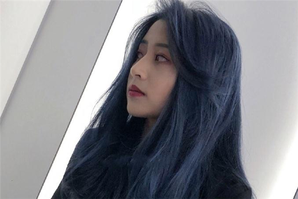 皮肤黑染蓝黑色头发显白吗,蓝色头发显黑还是显白