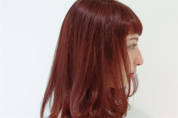 棕红色头发适合年龄,红棕色发色适合什么年龄