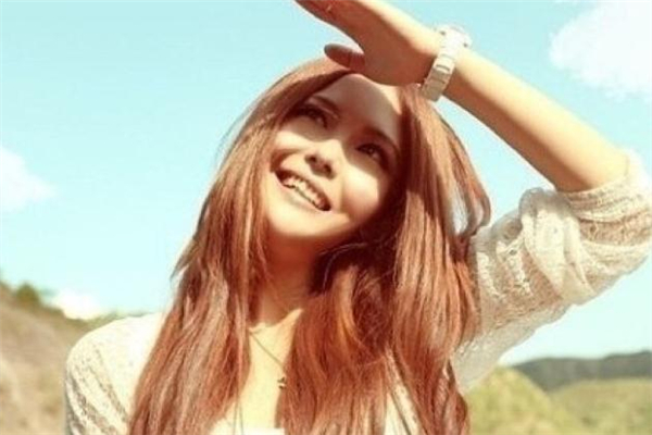 浅金亚麻色显白吗,浅金亚麻色好看吗