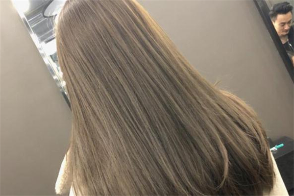 冷棕色头发显白吗,冷棕色头发图片效果图显白吗?