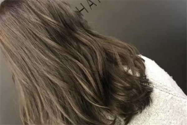 冷棕色头发掉色后是什么颜色,棕色头发掉色后是什么颜色