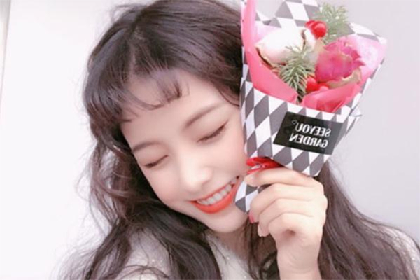 冷烫和热烫哪个伤头发些,冷烫和热烫哪个伤头发多一点