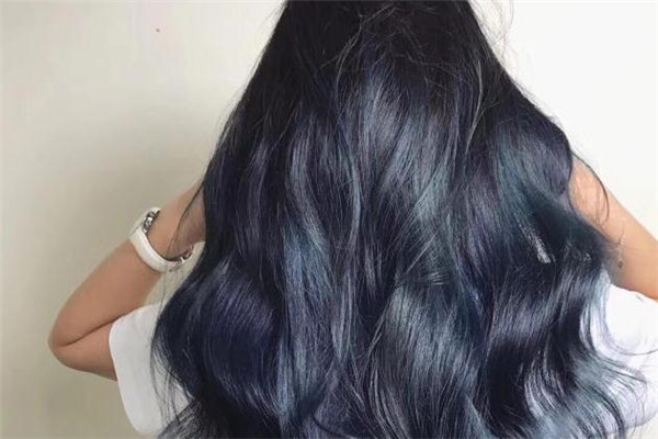 蓝黑色头发掉色过程图片,头发染什么颜色越掉色越好看