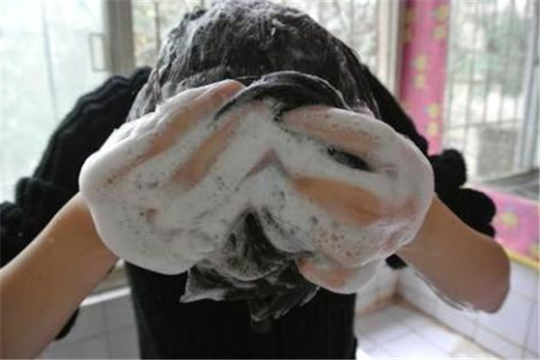 爸爸掉头发会遗传给儿子吗,掉头发会不会遗传 爸爸掉头发会遗传给儿子吗,掉头发会不会遗传