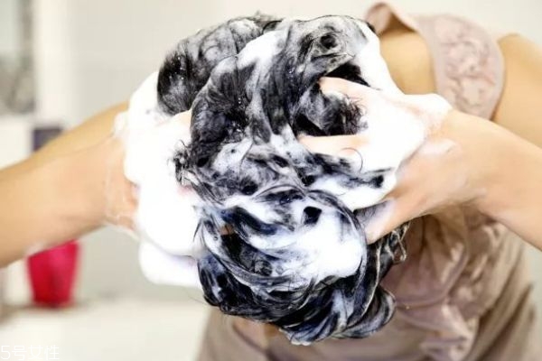 洗发水不能直接抹头上吗,洗发水可以直接抹在头皮上吗