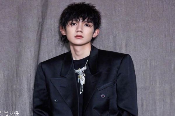 锡纸烫怎么打理好看,锡纸烫怎么打理不炸毛