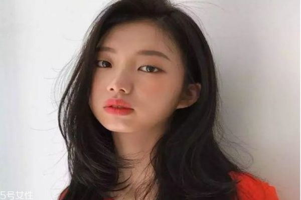 好看的中长卷发发型图片,适合中长发的卷发发型