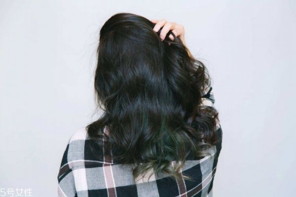烫头和染头哪个更伤头发,烫头发更伤头发还是染头发