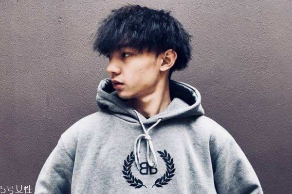 发质硬的人适合锡纸烫吗,发质硬适合烫锡纸烫吗 发质硬的人适合锡纸烫吗,发质硬适合烫锡纸烫吗