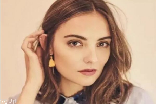 脸大适合直发还是卷发好看,脸大适合直发还是卷发