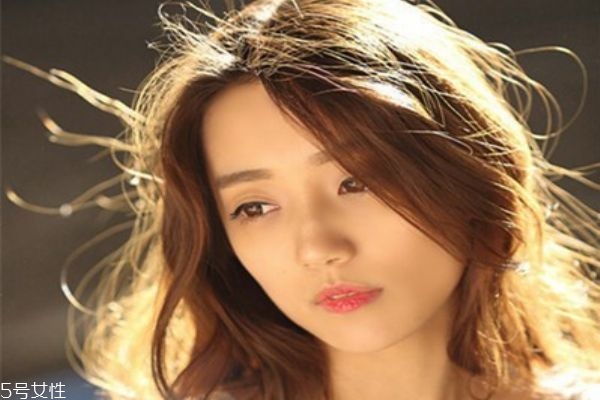 皮肤黄染什么颜色显白显年轻,皮肤暗黄适合染什么发色显白