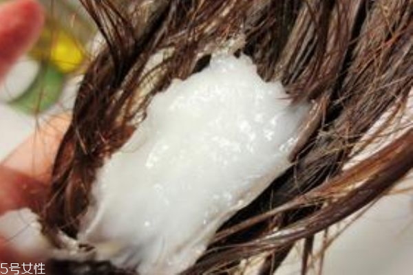 护发素不能接触头皮,护发素为啥不能接触头皮 护发素怎么用