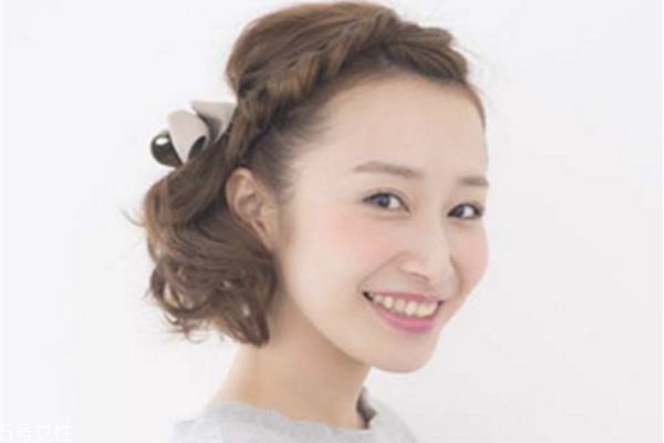 短发最简单的侧编发,简单侧边编发 短发最简单的侧编发,简单侧边编发