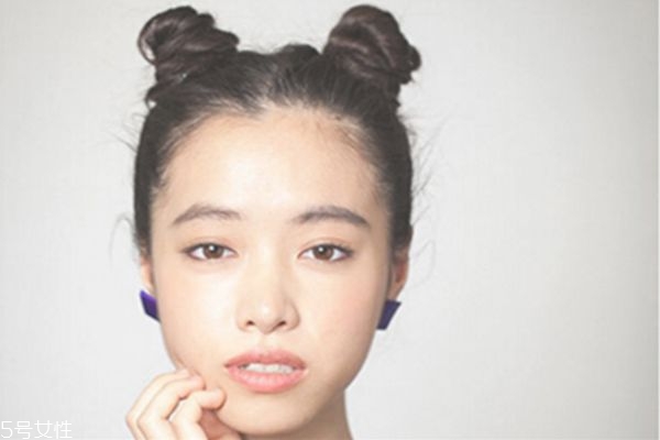 韩版丸子头发型扎法,减龄丸子头扎法步骤图解
