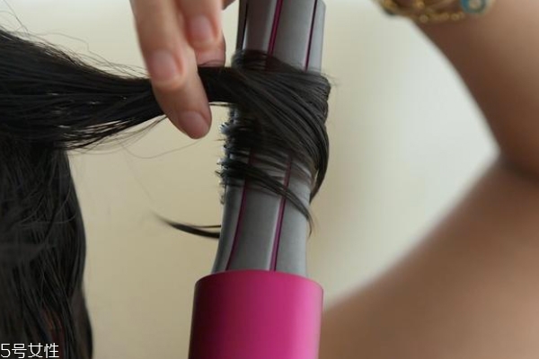 卷发棒怎么用视频教程,卷发棒怎么用男生