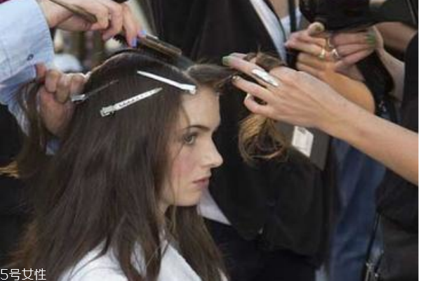 自己卷发定型,自己卷发怎么定型