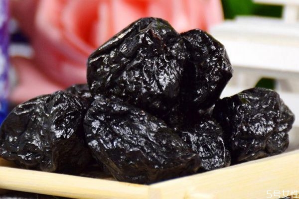 黑枣和红枣的区别在哪里,黑枣和红枣有什么区别和好处