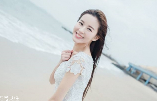 把头发弄直有几种方法,自己在家怎么拉头发拉直的步骤