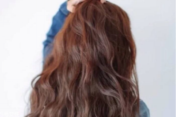 烫染头发后掉头发严重怎么办,因为烫发染发掉头发怎么补救