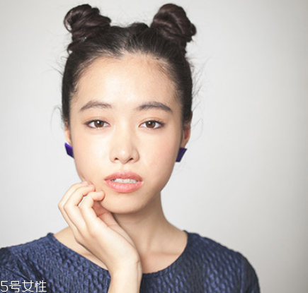 双丸子头最好看的扎法,简单漂亮丸子头扎法