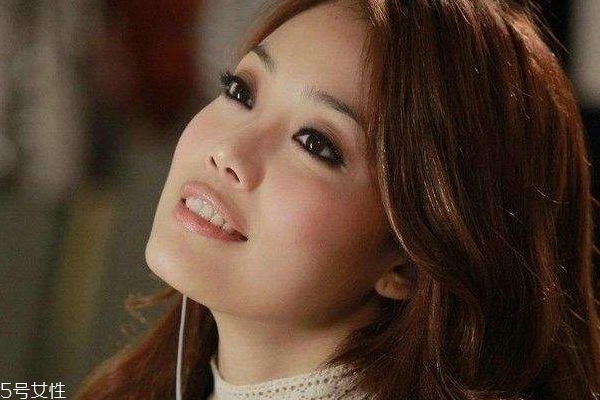 头发粗硬适合烫发吗,头发粗硬适合烫发吗男