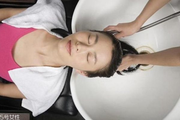 头皮屑是如何形成的,爱长头皮屑是什么原因引起的