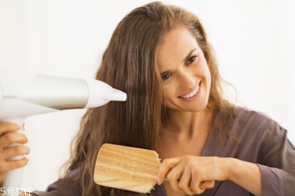 晚上睡觉头发出汗什么原因,晚上睡觉头发出汗 晚上睡觉头发出汗什么原因,晚上睡觉头发出汗