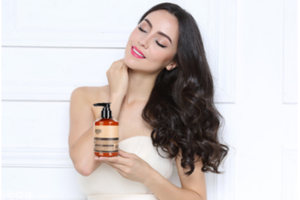 弹力素和发蜡的区别,卷发用弹力素好还是发蜡好