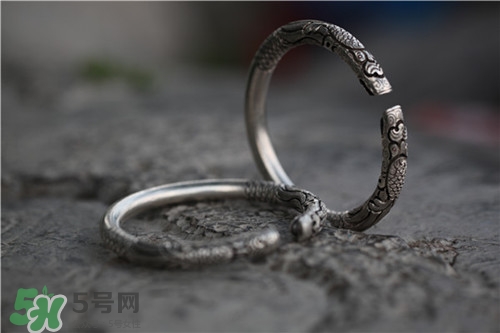 宝宝什么时候可以戴银手镯(宝宝什么时候可以戴银手镯)