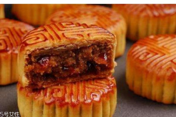 吃月饼有什么危害呢(吃月饼对身体的危害)