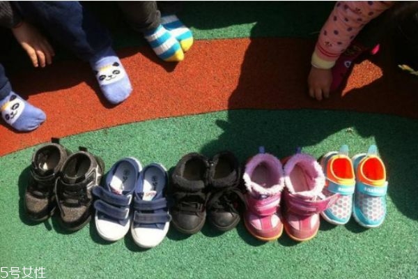宝宝鞋子选择注意原则(给宝宝选鞋子需要注意事项) 宝宝鞋子选择注意原则(给宝宝选鞋子需要注意事项)
