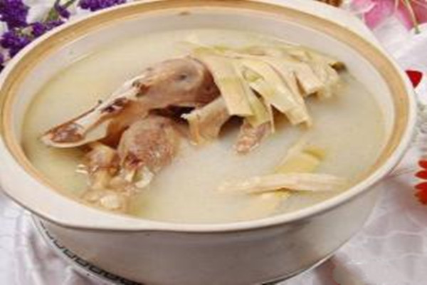 喝老鸭竹笋汤的好处(竹笋老鸭汤的功效和作用)