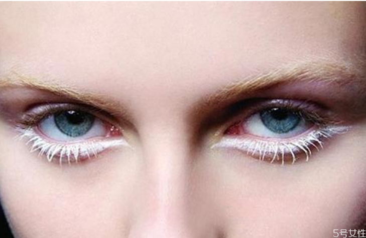 白色纤维睫毛膏的使用步骤(白色纤维睫毛膏怎么用)