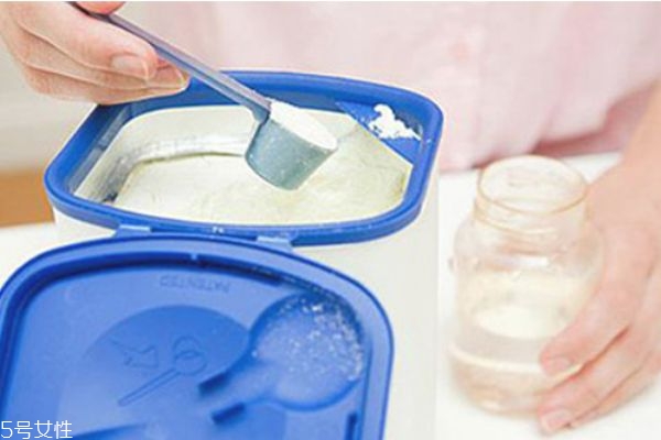 宝宝吃奶粉便秘的原因(宝宝喝奶粉便秘是什么原因)