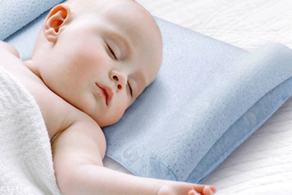冬天新生儿需要枕头吗(冬天新生儿需要枕头吗)