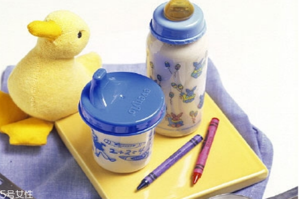 奶粉不适合宝宝会有哪些症状(宝宝吃的奶粉不合适会有什么症状)