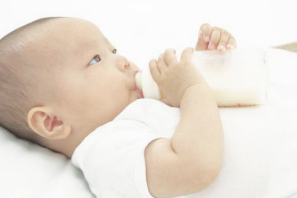 宝宝奶嘴在哪些情况下要换(宝宝什么情况下需要更换奶嘴)