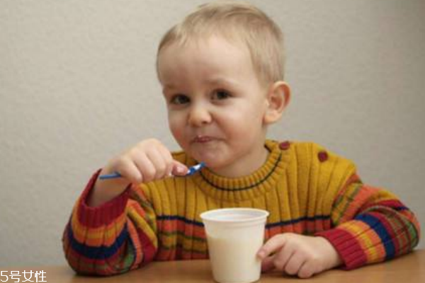 什么样的酸奶不适合宝宝(什么样的酸奶不适合宝宝喝)