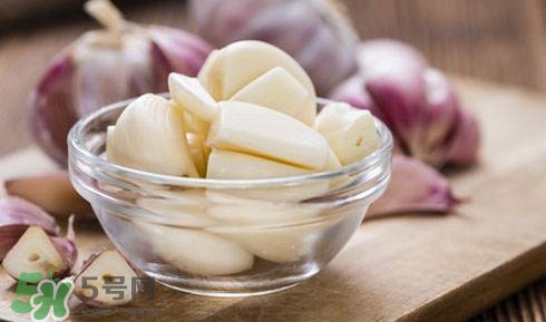 吃生大蒜有什么样的效果,生吃蒜头的功效和作用减肥