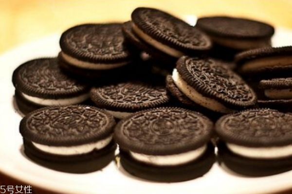 奥利奥饼干的做法是什么呢(奥利奥饼干是怎么做的)