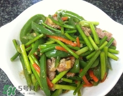 青椒炒芹菜的做法,青椒炒芹菜的做法窍门