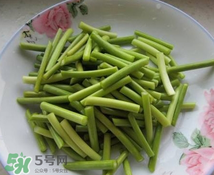 蒜苔焯水几分钟能熟,蒜苔怎么炒又脆又入味