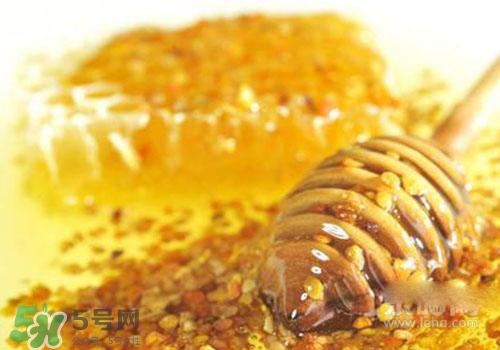 桃花茶加蜂蜜的功效和作用,桃花茶可以和蜂蜜一起喝吗 桃花茶加蜂蜜的功效和作用,桃花茶可以和蜂蜜一起喝吗