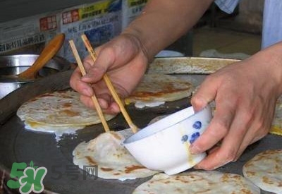 路边摊鸡蛋煎饼的做法视频,路边摊鸡蛋饼