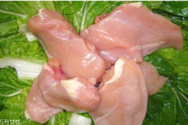鸡胸肉不能和什么一起吃呢(鸡胸肉不可以和什么一起吃)