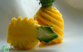 菠萝削了皮可以直接吃吗,为什么削好的菠萝不能直接吃