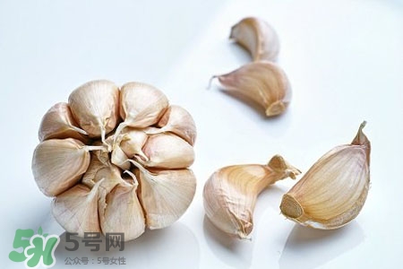 鸡感冒了可以喂大蒜吗,疫情吃大蒜有用吗?