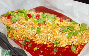 纸上烤鱼怎么做,锡纸烤鱼的制作方法和配料