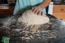 发酵好的面团怎么排气,怎么给面团排气